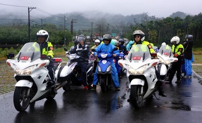 重型機車隊帶領東華學生練習道路駕駛