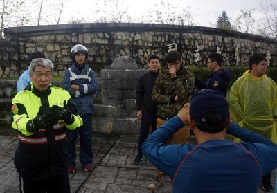 花蓮縣警察交通隊黃增樟隊長親自為同學解說道路騎乘安全